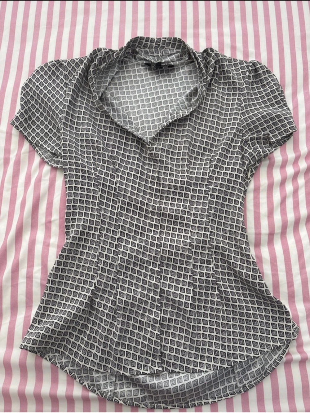 EXPRESS Women's Black & White Geometric Short-Sleeve Blouse